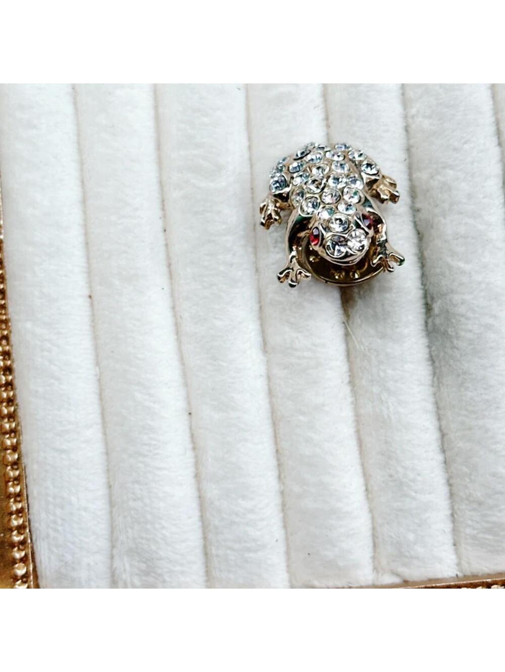 5213gc. Goldtone Vintage Frog Pin